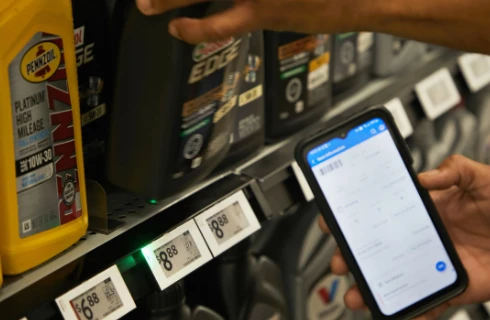 Electronic shelf label displaying dynamic QR code linking to product pages and promotional content